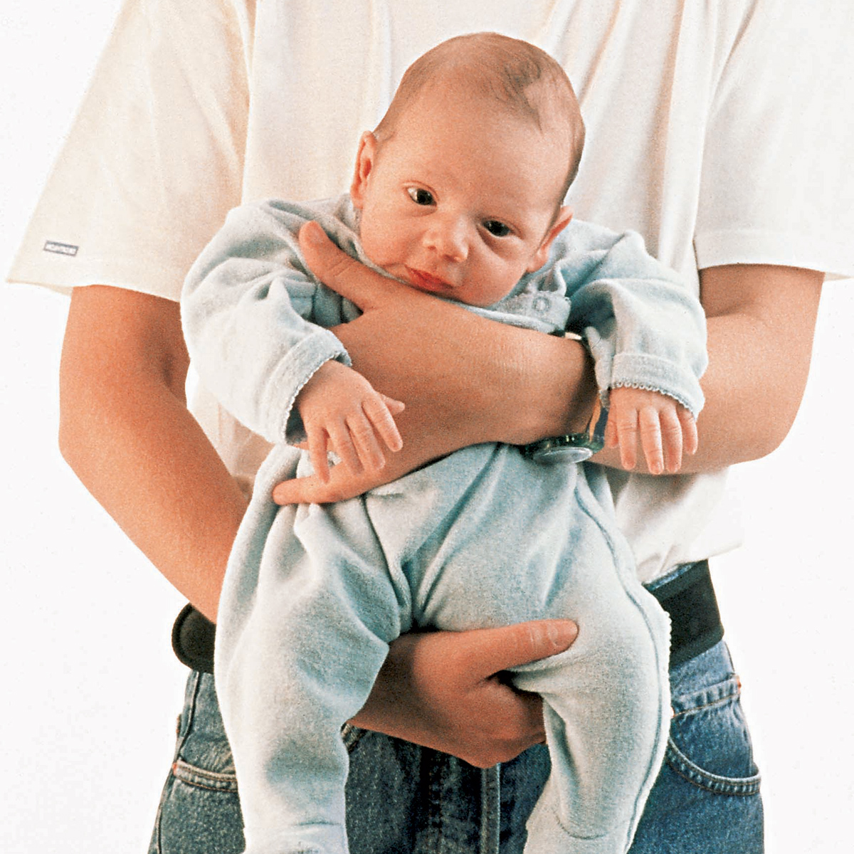 Во сколько держать ребенка вертикально. Ребенок на руках. Ребенок держит в руках. Ребёнок на руках 3месяца. Держание столбиком новорожденного.